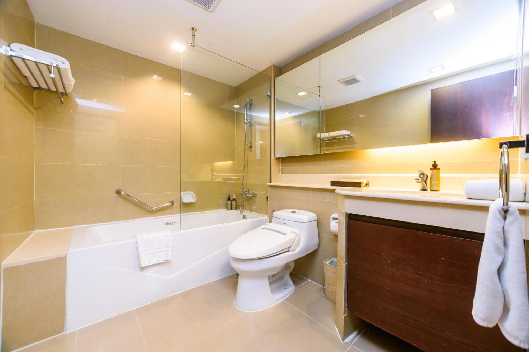 Lohas Residences Sukhumvit 2 מלון 4*